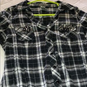 Women’s BKE snap button up shirt.